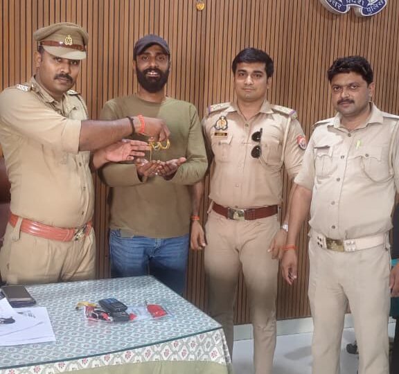 लालपुर चौकी प्रभारी ने लौटाए गुम हुए जेवरात, ईमानदारी की हुई सराहना
