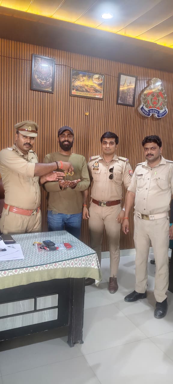 लालपुर चौकी प्रभारी ने लौटाए गुम हुए जेवरात, ईमानदारी की हुई सराहना