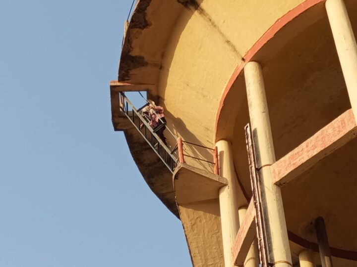जेल से छूटे प्रेमी से शादी की जिद, पानी टंकी पर चढ़ी नाबालिग