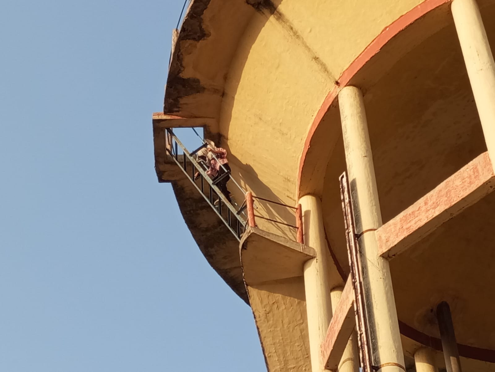 जेल से छूटे प्रेमी से शादी की जिद, पानी टंकी पर चढ़ी नाबालिग