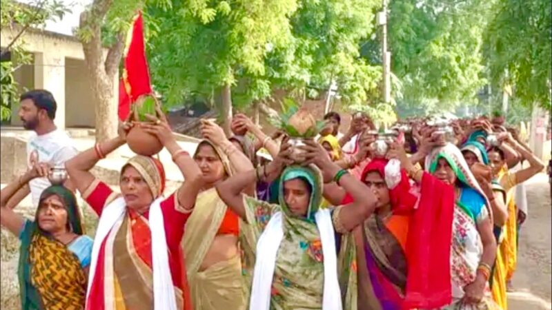 भूमि अधिग्रहण के विरोध में किसानों ने निकाली कलश यात्रा, किया हवन-यज्ञ