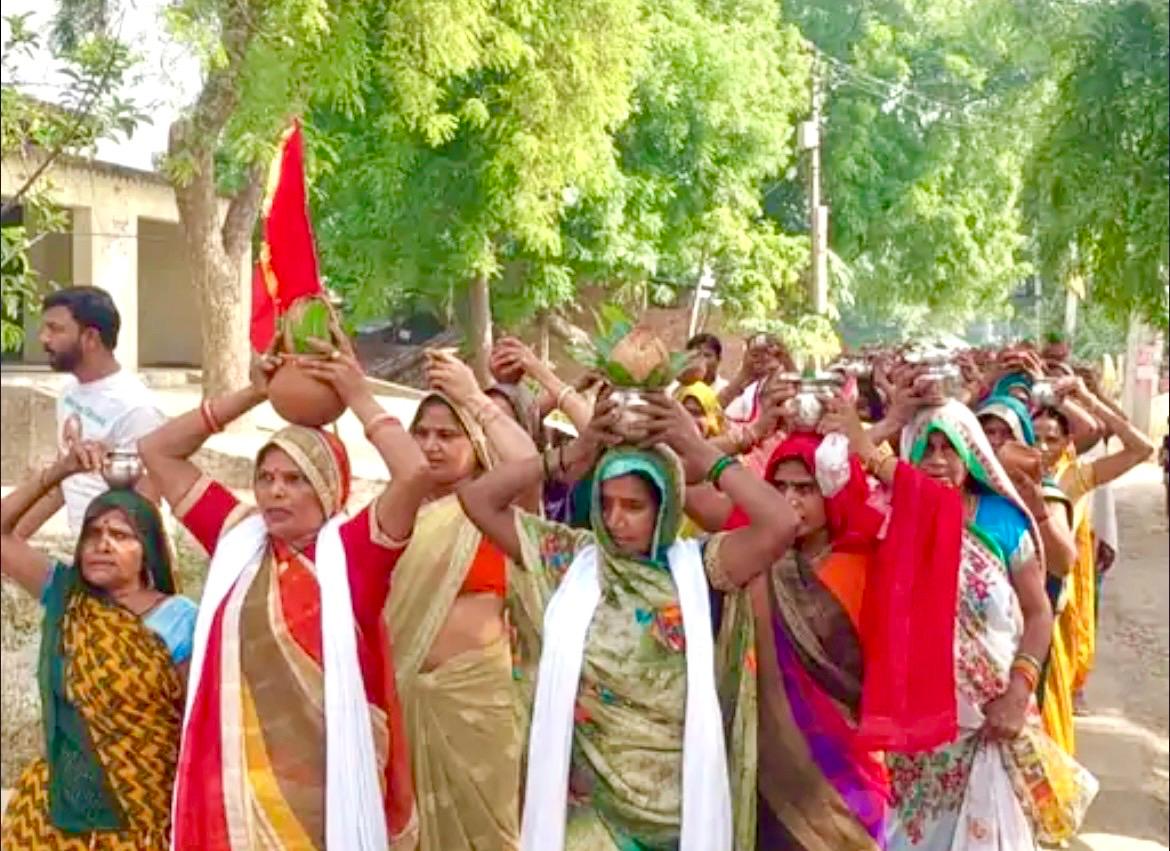 भूमि अधिग्रहण के विरोध में किसानों ने निकाली कलश यात्रा, किया हवन-यज्ञ