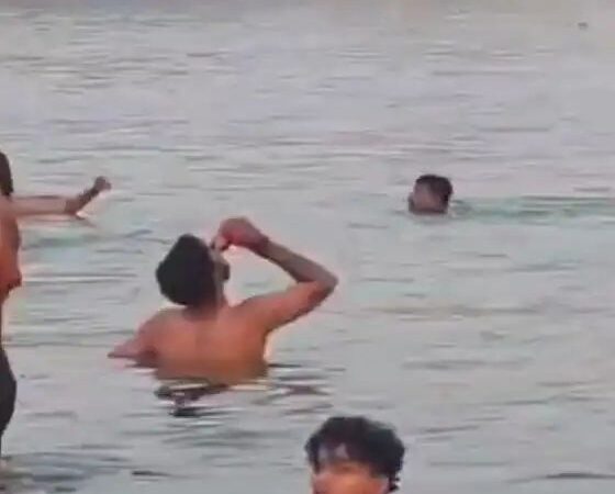 गंगा में स्नान के दौरान युवक का बियर पीते वीडियो वायरल, पुलिस ने दर्ज किया मुकदमा