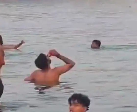 गंगा में स्नान के दौरान युवक का बियर पीते वीडियो वायरल, पुलिस ने दर्ज किया मुकदमा