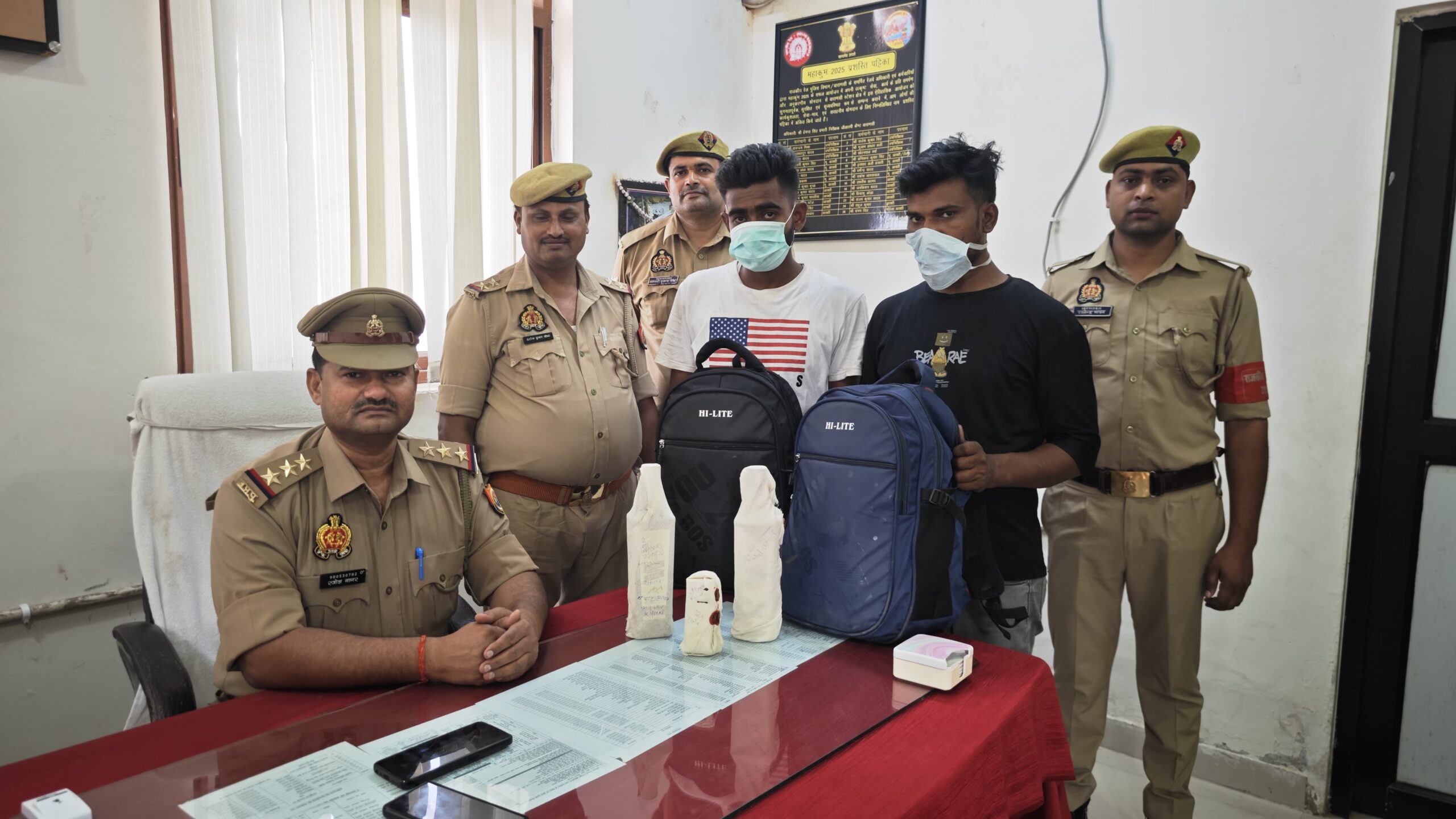 बनारस स्टेशन पर भारी मात्रा में अवैध अंग्रेजी शराब संग दो तस्कर गिरफ्तार