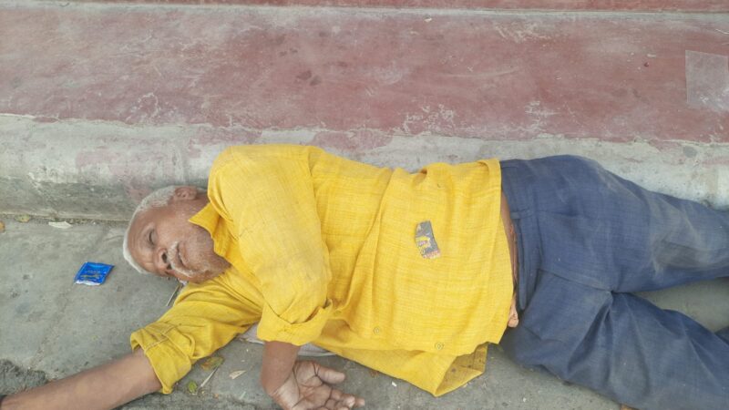 प्रचंड गर्मी में सिगरा स्टेडियम के पास सब्जी विक्रेता की मौत
