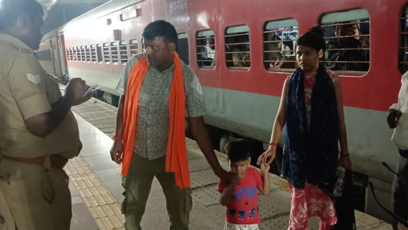 30 मिनट में मिला तीन वर्षीय मासूम, परिजनों ने जीआरपी टीम का जताया आभार