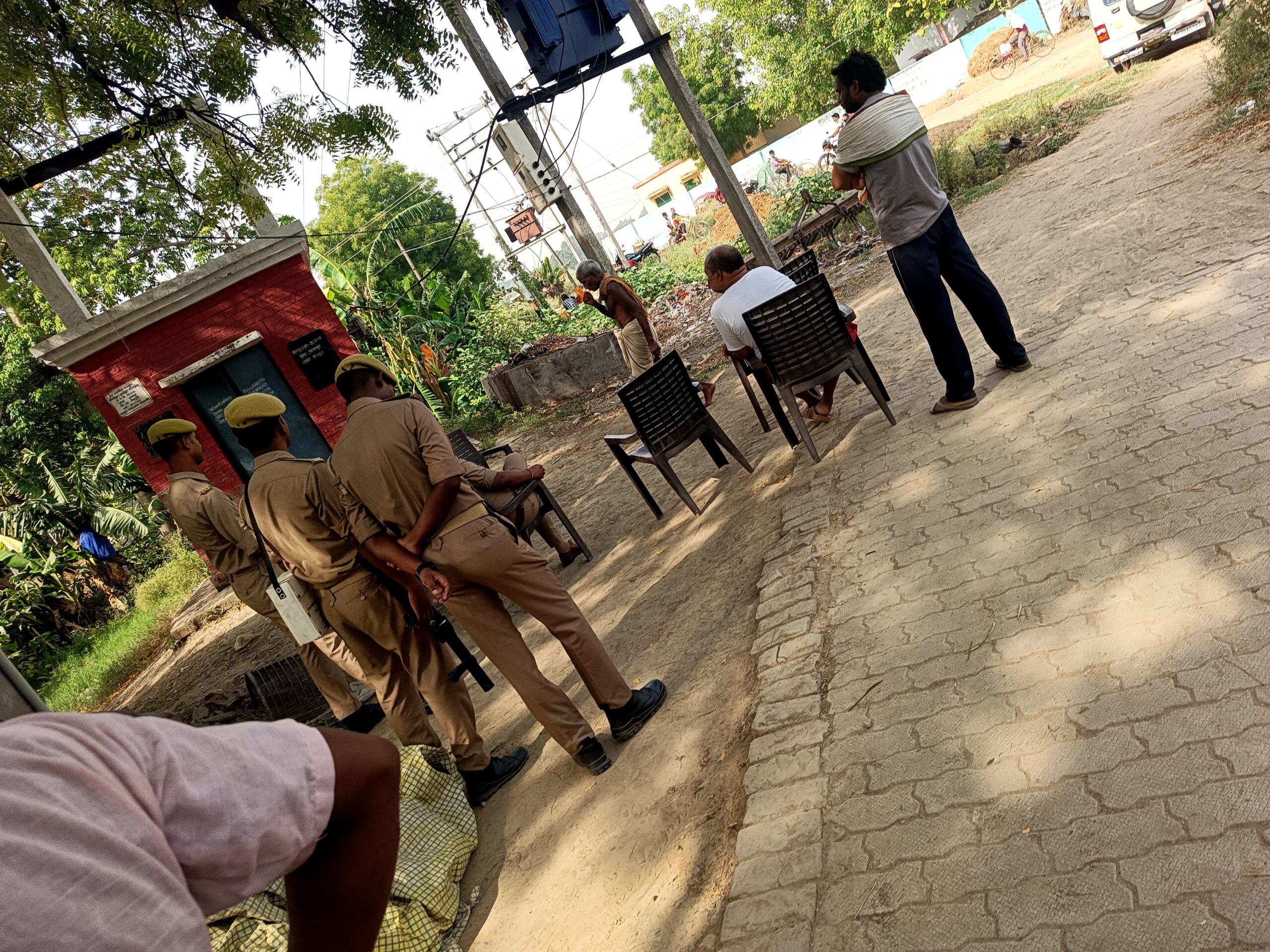 अदमापुर में किसानों की बैठक पर पुलिस का सख्त पहरा