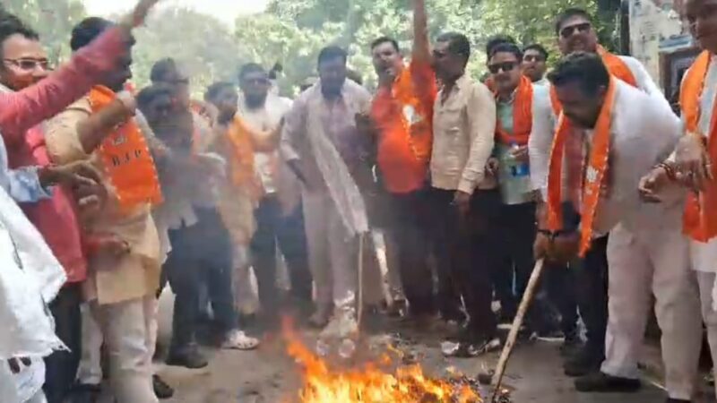 भाजपा कार्यकर्ताओं ने अजय राय का फूंका पुतला