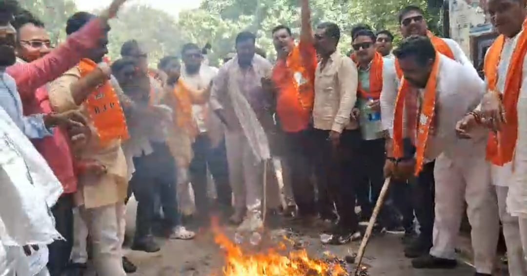 भाजपा कार्यकर्ताओं ने अजय राय का फूंका पुतला