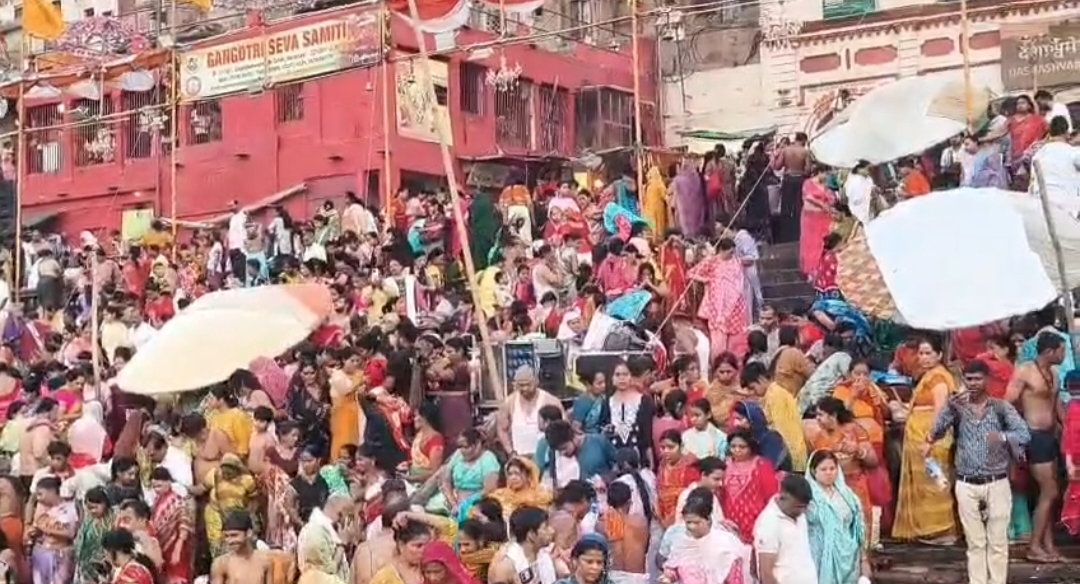 गंगा दशहरा पर शीतला घाट पर उमड़ा श्रद्धालुओं का सैलाब