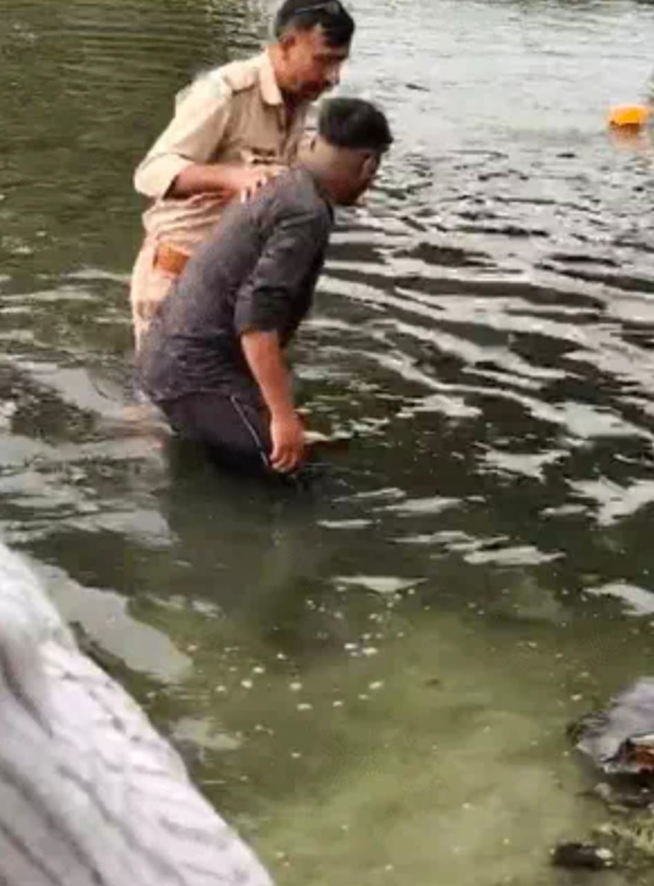 गर्दन रेतकर युवक की हत्या, बोरे में भरकर नदी में फेंकी लाश, इलाके में सनसनी
