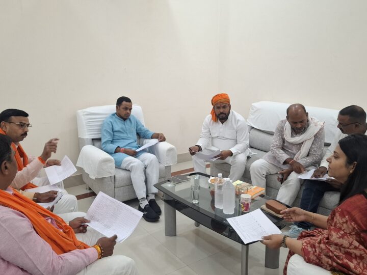 रोहनिया विधानसभा क्षेत्र के विकास कार्यों की विधायक ने की समीक्षा