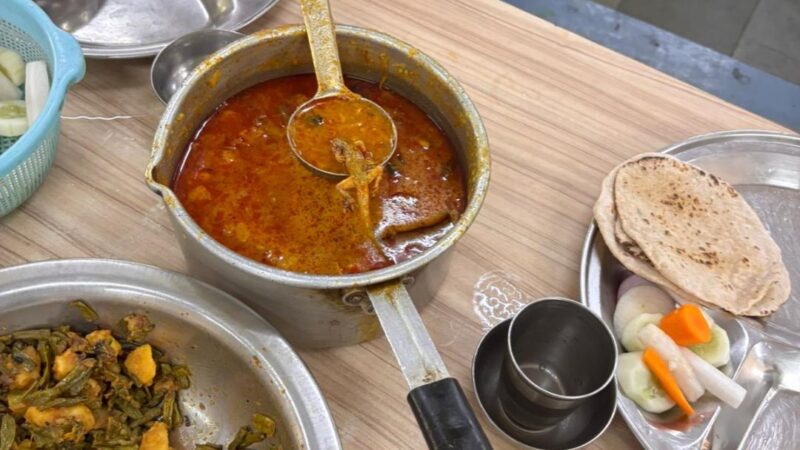 बीएचयू : डालमिया होस्टल के छात्रों के खाने में मिली छिपकली, छात्रों में आक्रोश