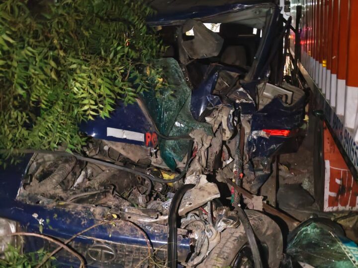 औरैया : तेज रफ्तार डंपर ने हाइवे पर खड़ी पुलिस जीप को रौंदा