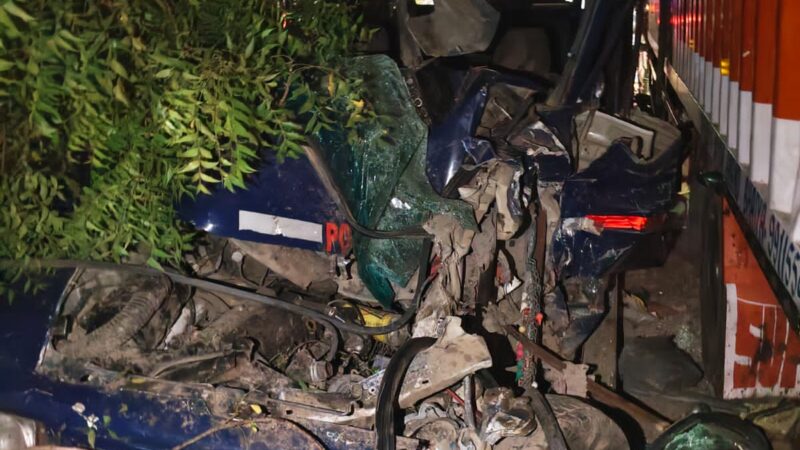 औरैया : तेज रफ्तार डंपर ने हाइवे पर खड़ी पुलिस जीप को रौंदा