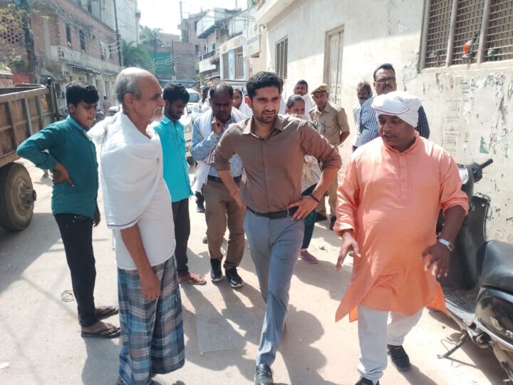 लहुराबीर में बन रहे कॉमर्शियल मार्केट कॉम्प्लेक्स का नगर आयुक्त ने किया निरीक्षण