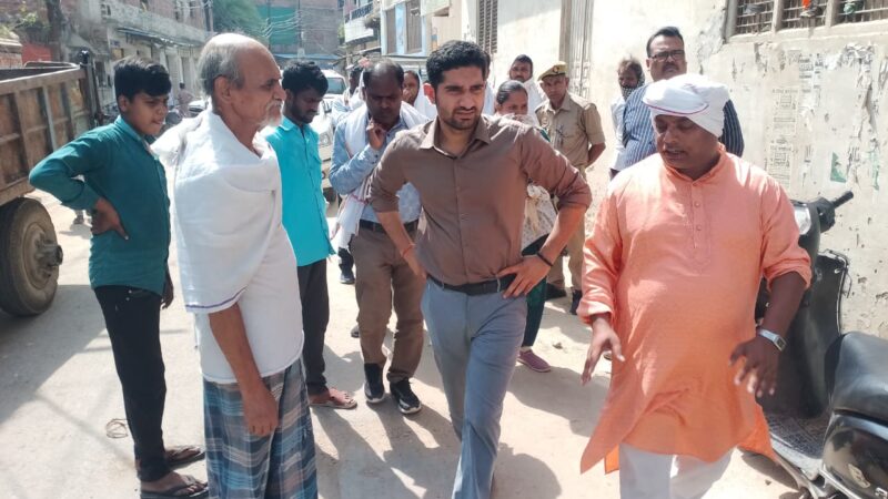 लहुराबीर में बन रहे कॉमर्शियल मार्केट कॉम्प्लेक्स का नगर आयुक्त ने किया निरीक्षण