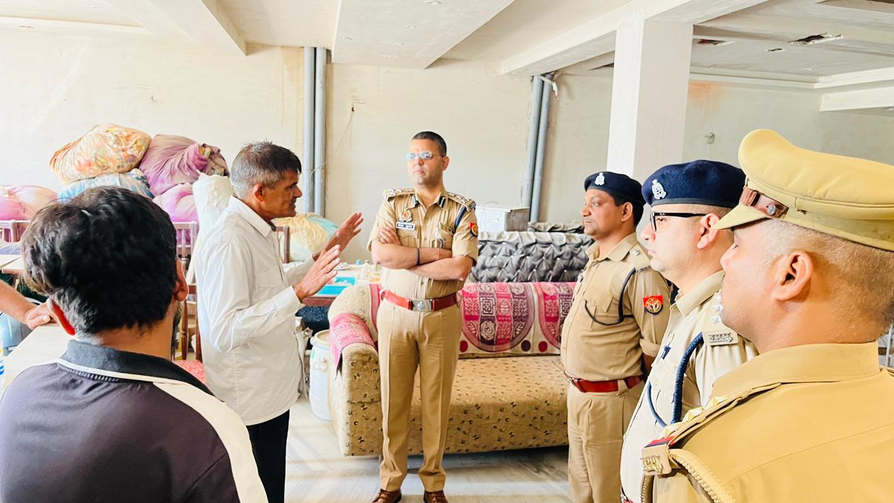 गाजीपुर हत्याकांड: डीआईजी ने घटनास्थल का किया निरीक्षण