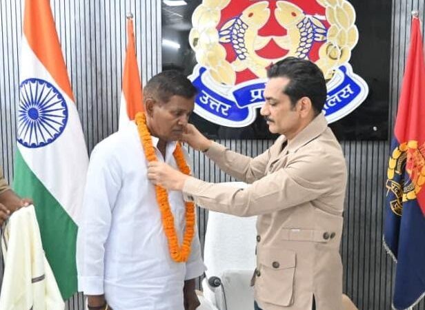 वाराणसी पुलिस कमिश्नरेट में सेवानिवृत्त दो उप-निरीक्षकों को भावभीनी विदाई