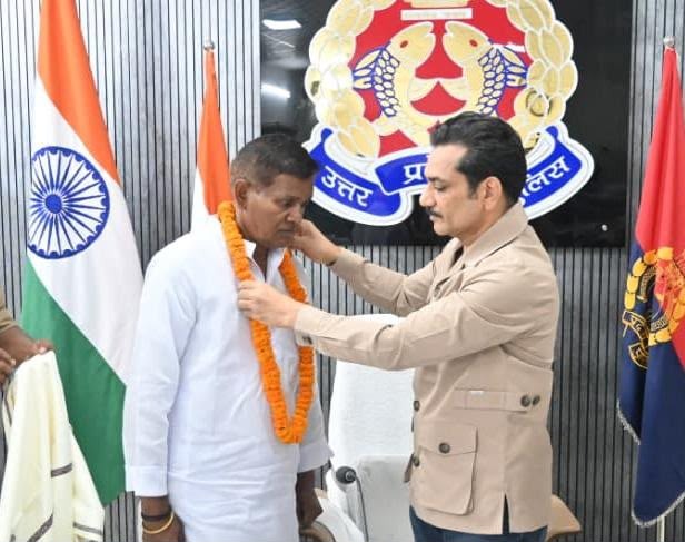 वाराणसी पुलिस कमिश्नरेट में सेवानिवृत्त दो उप-निरीक्षकों को भावभीनी विदाई