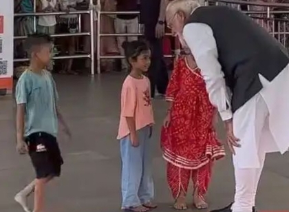 काशी विश्वनाथ में पीएम मोदी के जूते पर विवाद, जानिए सच
