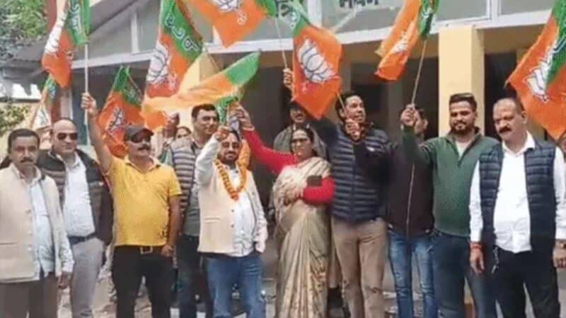 बंगाल में भाजपा की बढ़त से उत्तराखंड में जश्न, पिथौरागढ़ से चंपावत तक फूटे पटाखे