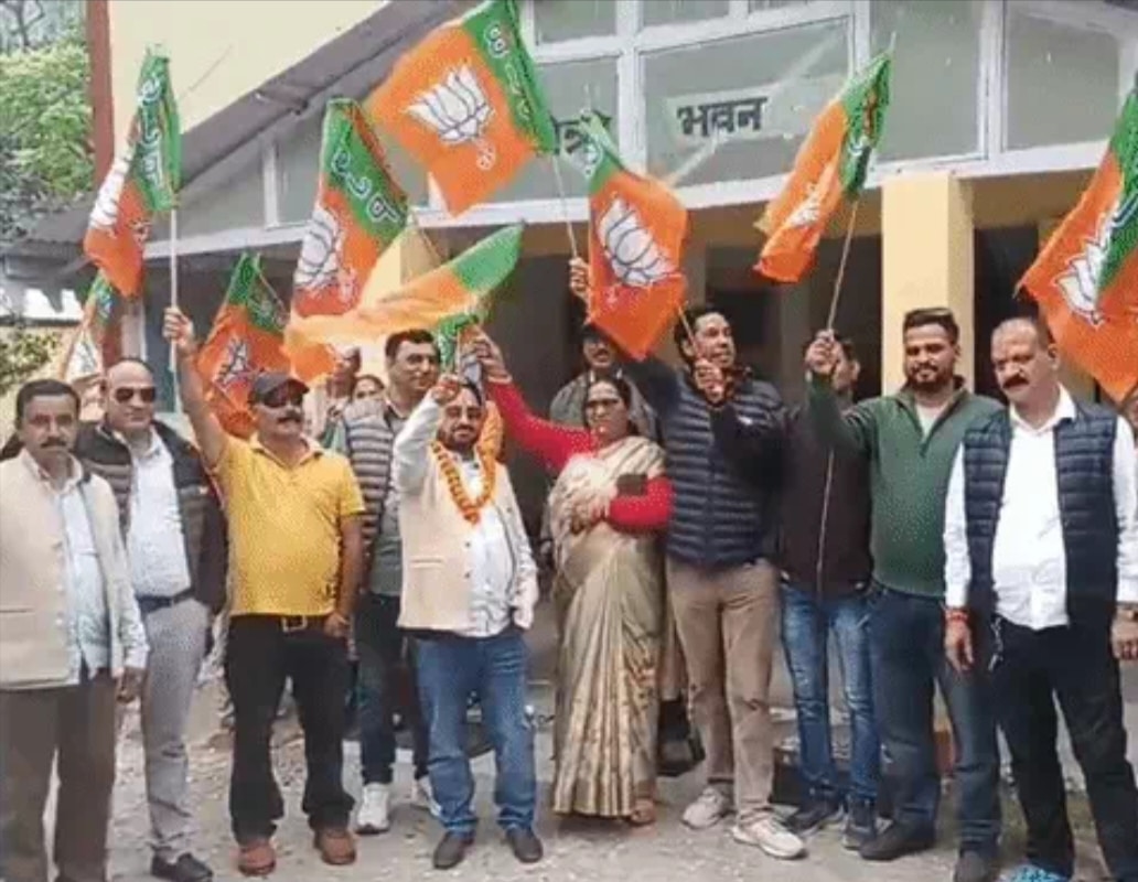 बंगाल में भाजपा की बढ़त से उत्तराखंड में जश्न, पिथौरागढ़ से चंपावत तक फूटे पटाखे