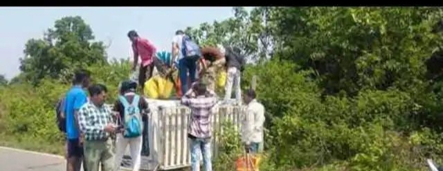 पटमदा के बड़डीह में तेल टैंकर ने मैजिक वैन को मारी टक्कर, एक दर्जन से अधिक घायल