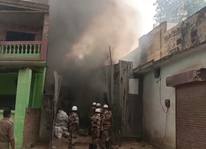 कबाड़ की दुकान में भीषण आग, इलाके में मचा हड़कंप