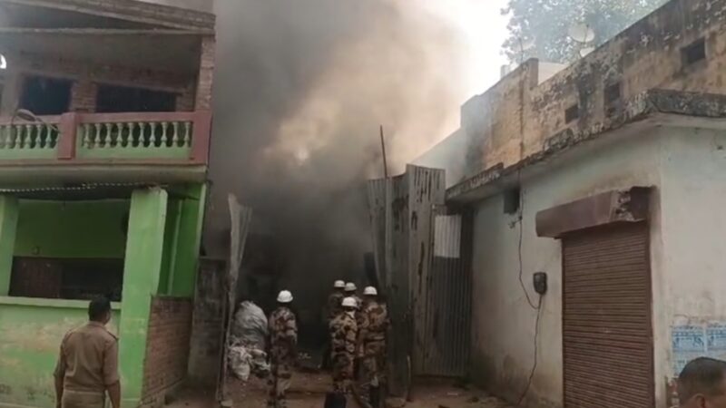 कबाड़ की दुकान में भीषण आग, इलाके में मचा हड़कंप