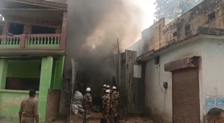 कबाड़ की दुकान में भीषण आग, इलाके में मचा हड़कंप