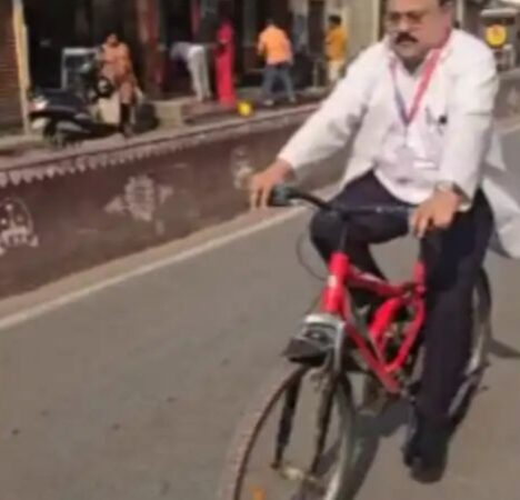 साइकिल से अस्पताल पहुंचे प्रमुख अधीक्षक, दिया ईंधन बचत का संदेश