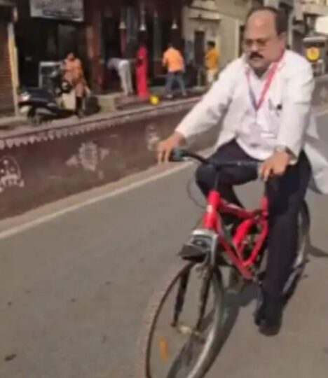 साइकिल से अस्पताल पहुंचे प्रमुख अधीक्षक, दिया ईंधन बचत का संदेश