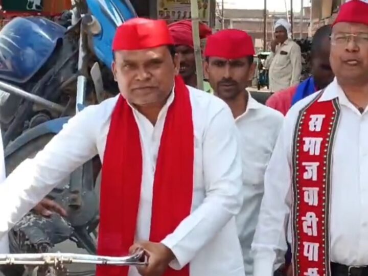 महंगाई के विरोध में सपा का प्रदर्शन, ठेले पर मोटरसाइकिल रखकर जताया विरोध