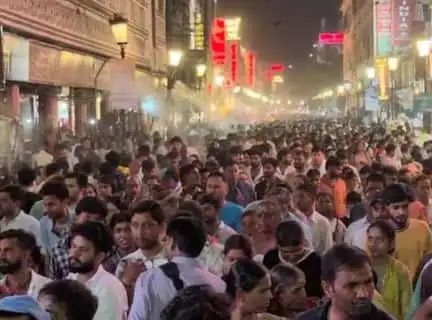गर्मी पर भारी पड़ी आस्था, वाराणसी में उमड़ी भक्तों की भीड़