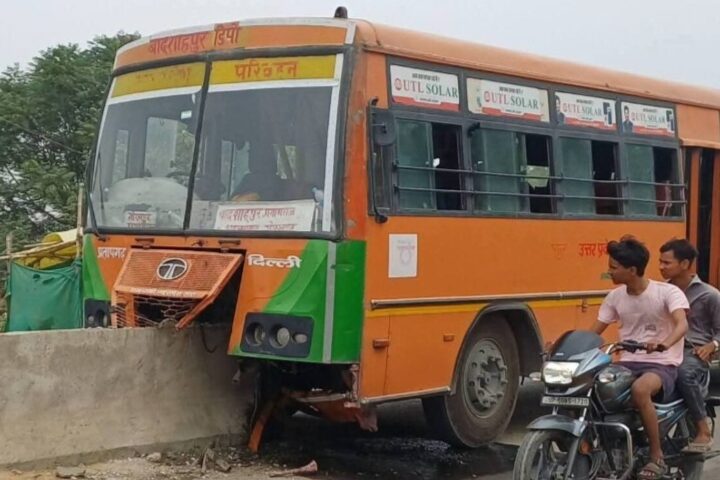 निर्माणाधीन डिवाइडर से टकराई रोडवेज बस, बड़ा हादसा टला