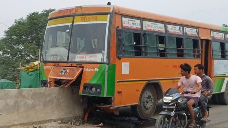 निर्माणाधीन डिवाइडर से टकराई रोडवेज बस, बड़ा हादसा टला