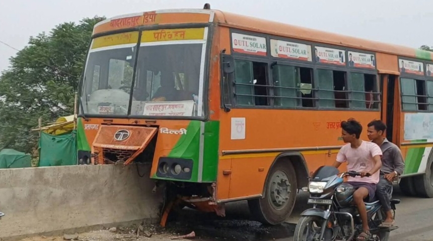 निर्माणाधीन डिवाइडर से टकराई रोडवेज बस, बड़ा हादसा टला