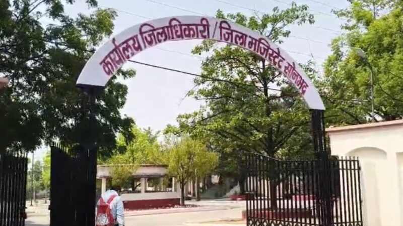 पेट्रोलियम बचत को लेकर डीएम की अनूठी पहल, पैदल पहुंचे कलेक्ट्रेट