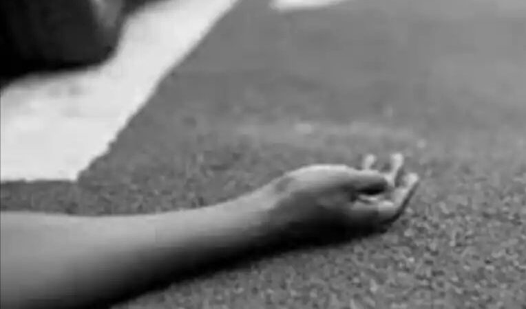कार बैक करते समय हादसा, वृद्ध महिला की मौत
