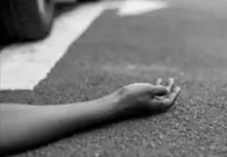 कार बैक करते समय हादसा, वृद्ध महिला की मौत