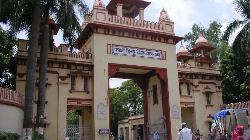 बीएचयू छात्र पर दलाली और युवती से अशोभनीय बातचीत का आरोप