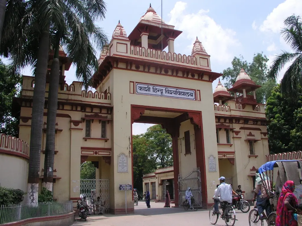 बीएचयू छात्र पर दलाली और युवती से अशोभनीय बातचीत का आरोप