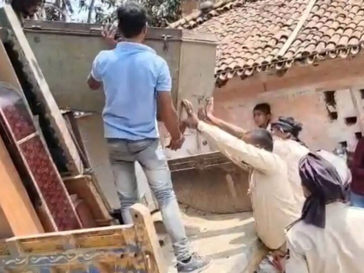 फरार हत्यारोपी के घर कुर्की, सामान जब्त