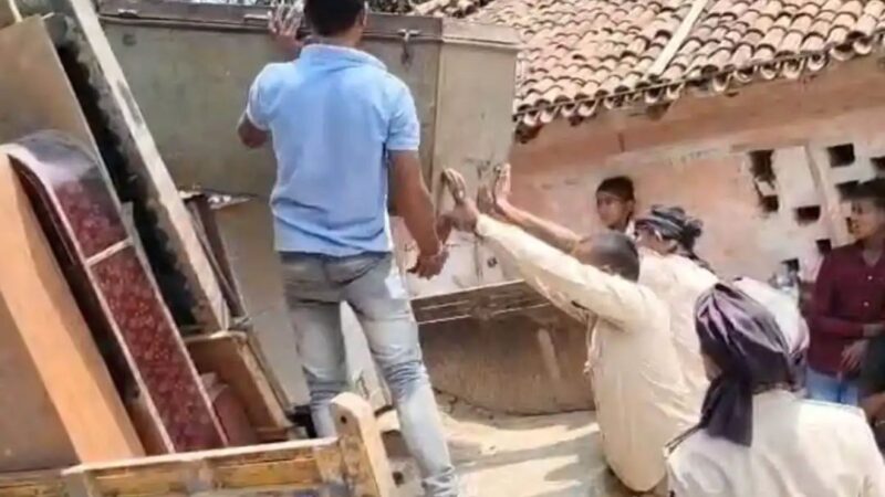 फरार हत्यारोपी के घर कुर्की, सामान जब्त