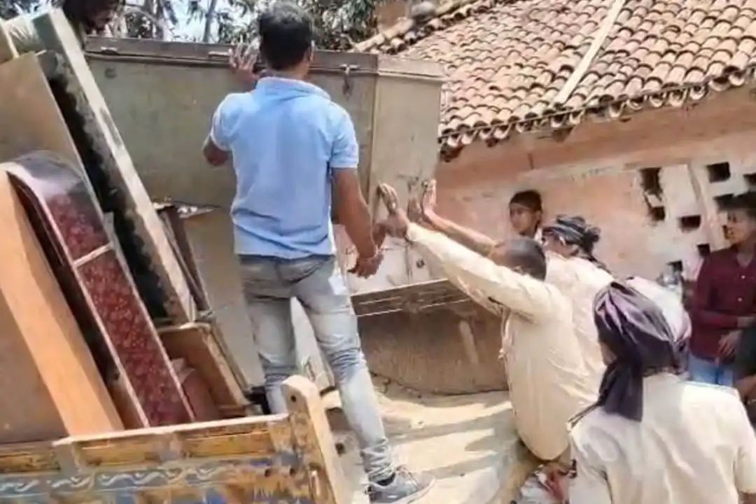 फरार हत्यारोपी के घर कुर्की, सामान जब्त