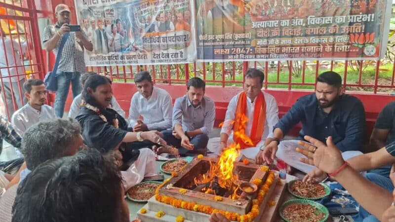 पश्चिम बंगाल चुनाव परिणाम से पहले काशी में भाजपा कार्यकर्ताओं ने किया हवन-पूजन