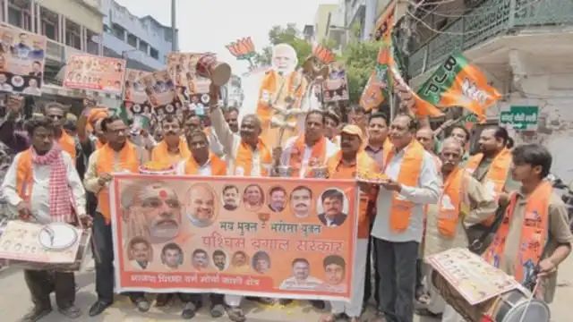 बंगाल में भाजपा की बढ़त पर काशी में जश्न, कार्यकर्ताओं ने बांटे रसगुल्ले