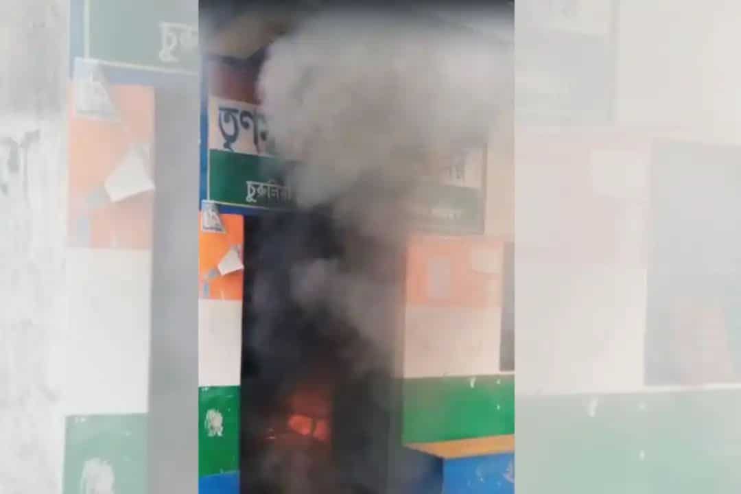 बंगाल चुनाव के बीच हिंसा, जामुड़िया में टीएमसी कार्यालय फूंका